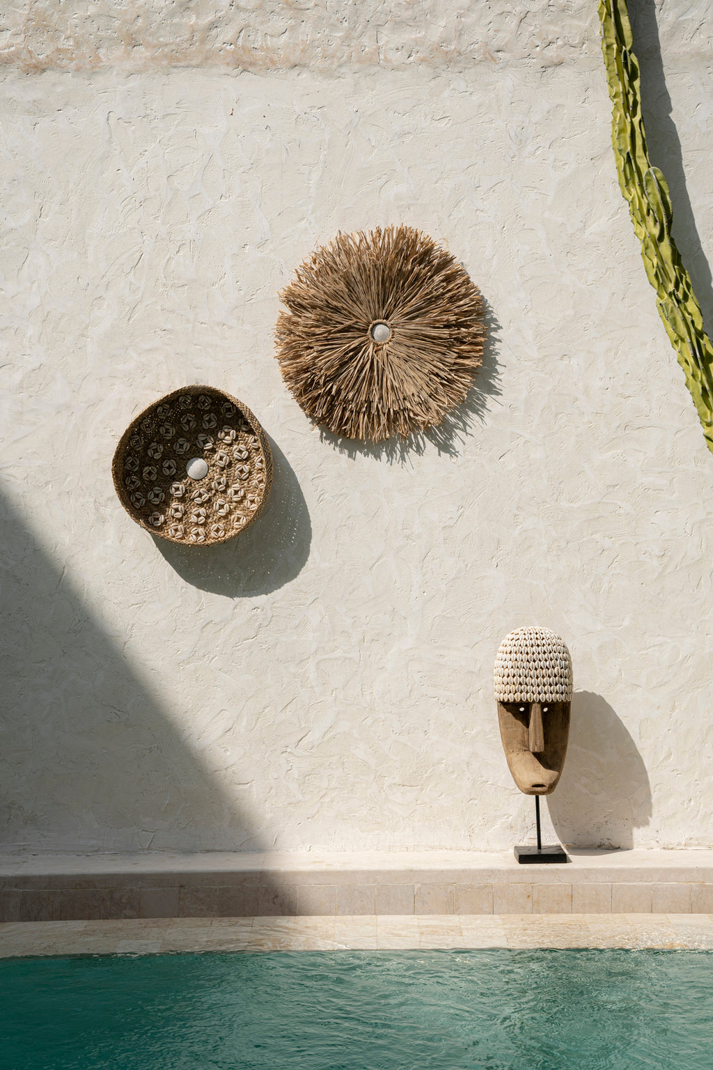 Le Masque De Cowrie Sur Pied
