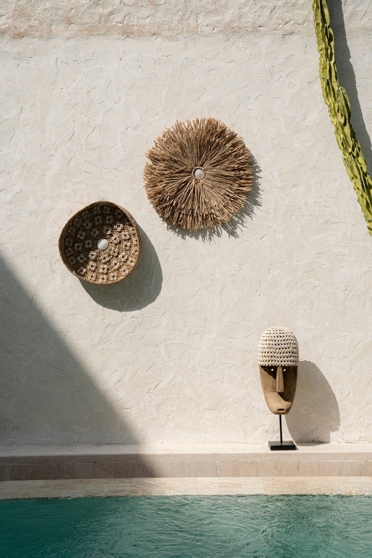 Le Masque De Cowrie Sur Pied